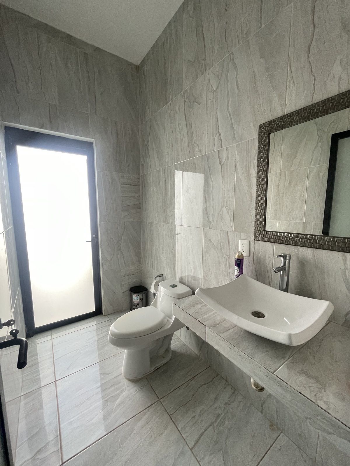 18 de 28: Medio baño de visitas