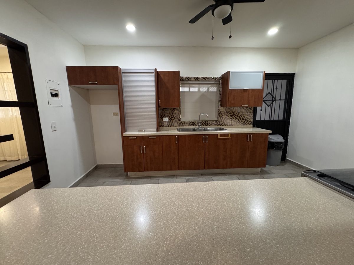 7 de 24: Cocina Acceso a Cochera