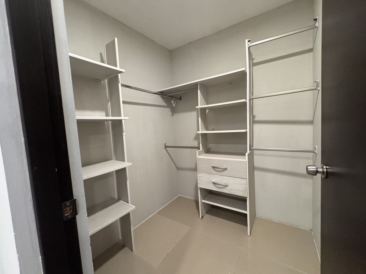 20 de 24: Walk in closet recamara 2