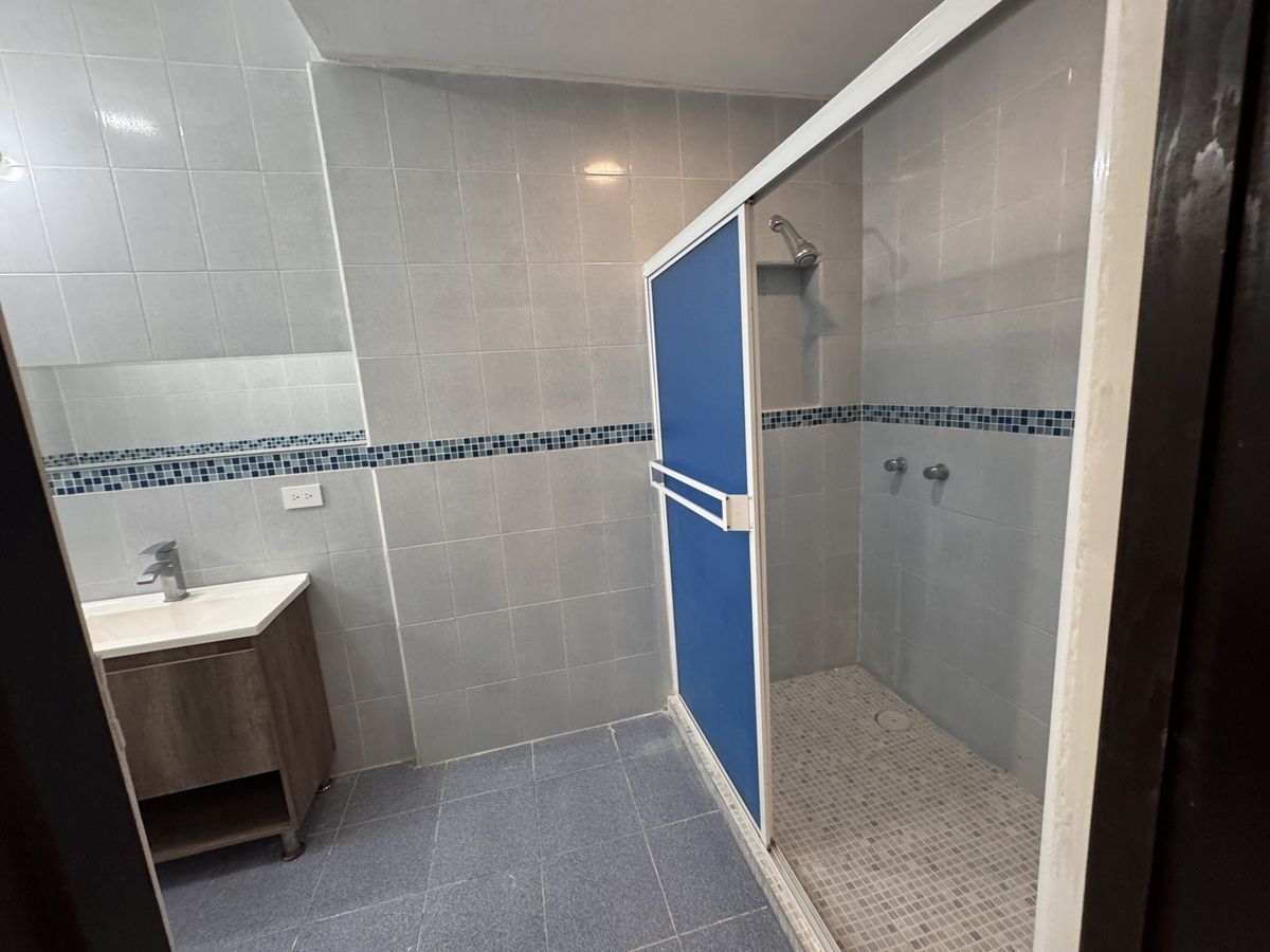 21 de 24: Baño en recamara 2