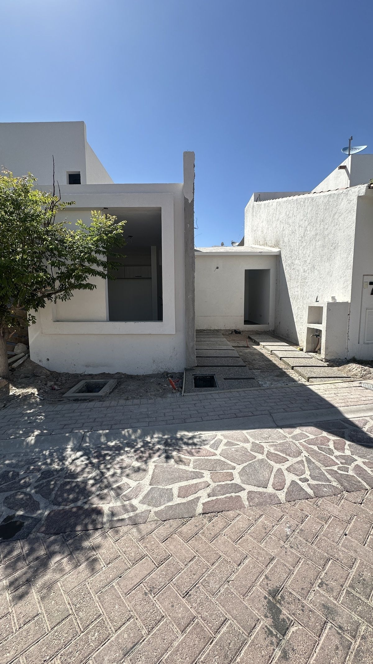 1 of 13: Fachada
