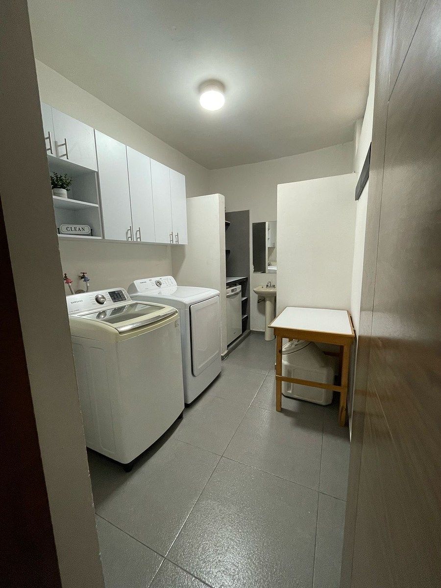 30 of 33: Lavandería y cuarto de servicio con baño completo