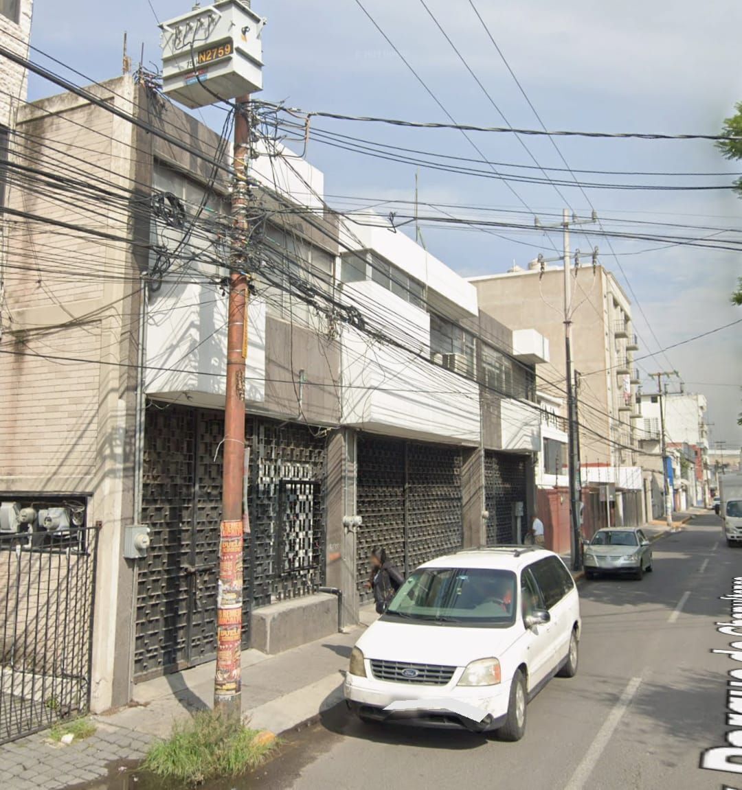 1 of 14: Fachada