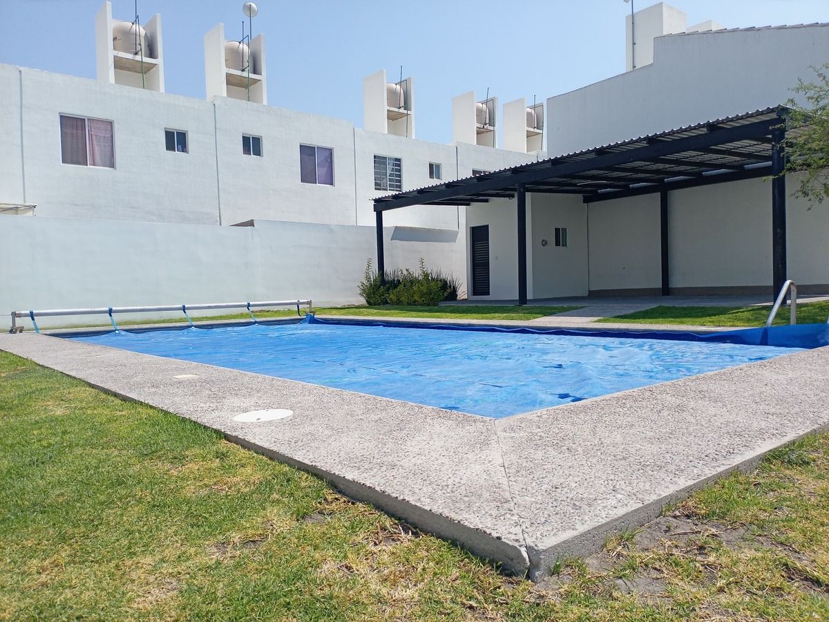 12 de 16: Alberca con Palapa