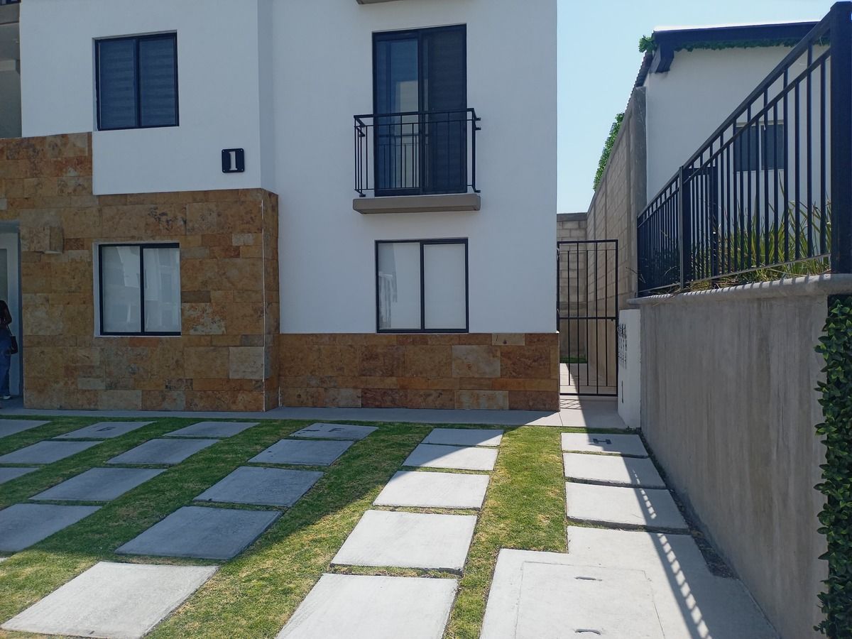 14 de 19: Pasillo lateral P.B.