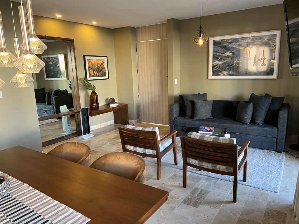 4 de 10: Living and dining area / Sala comedor