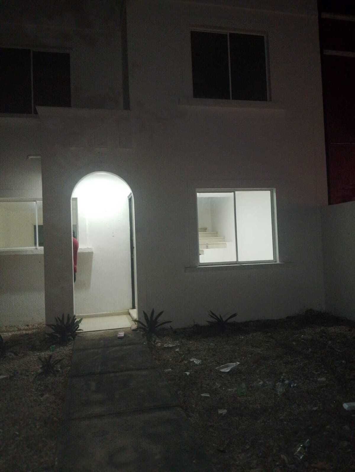 2 of 21: Fachada de noche
