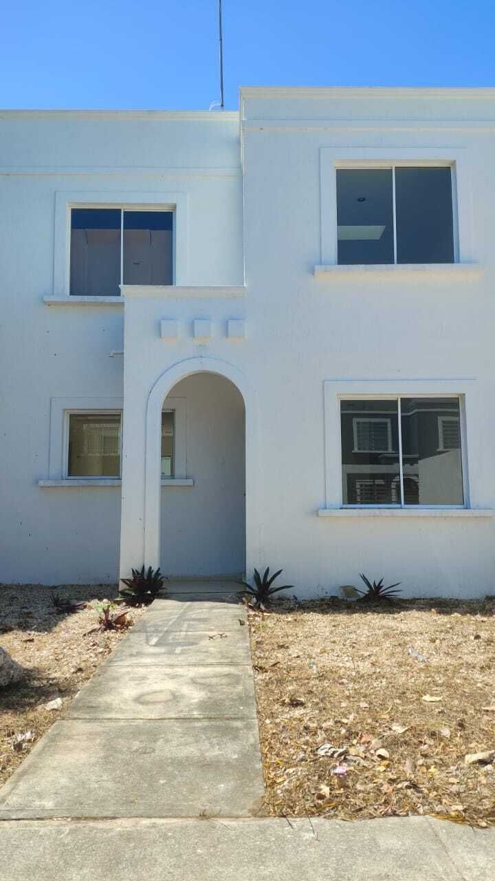 1 of 21: Fachada principal