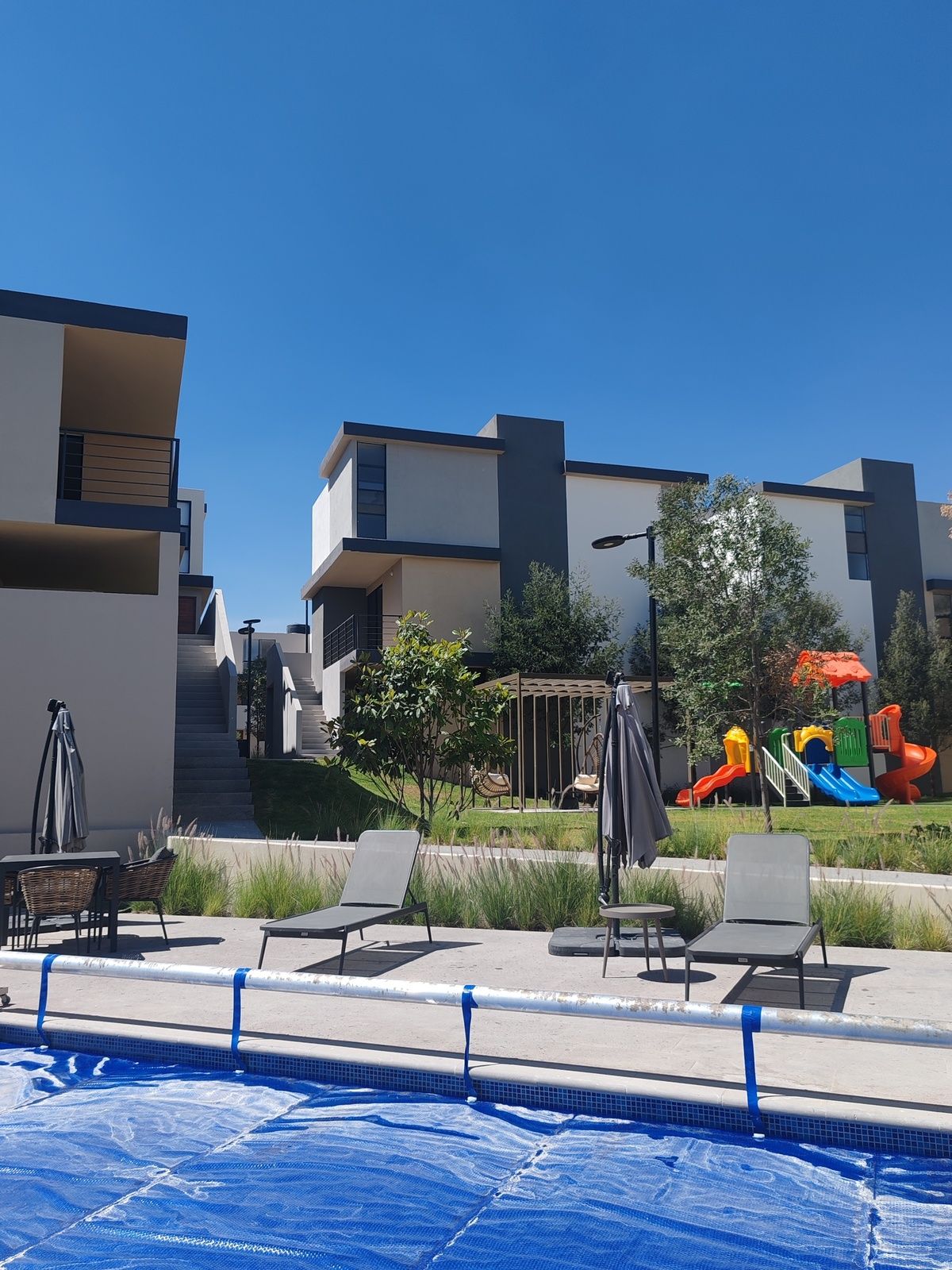 19 of 19: Alberca, terraza y juegos para niños