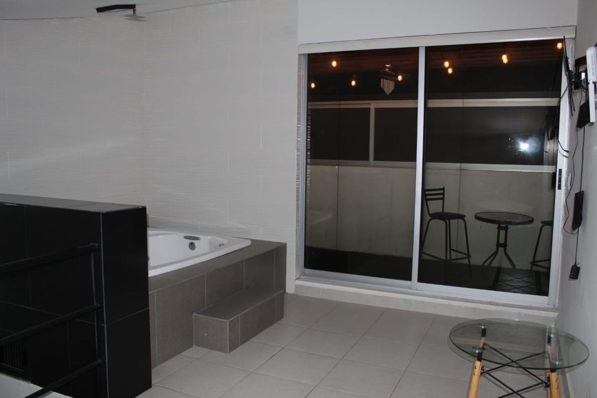 13 of 20: Jacuzzi con terraza