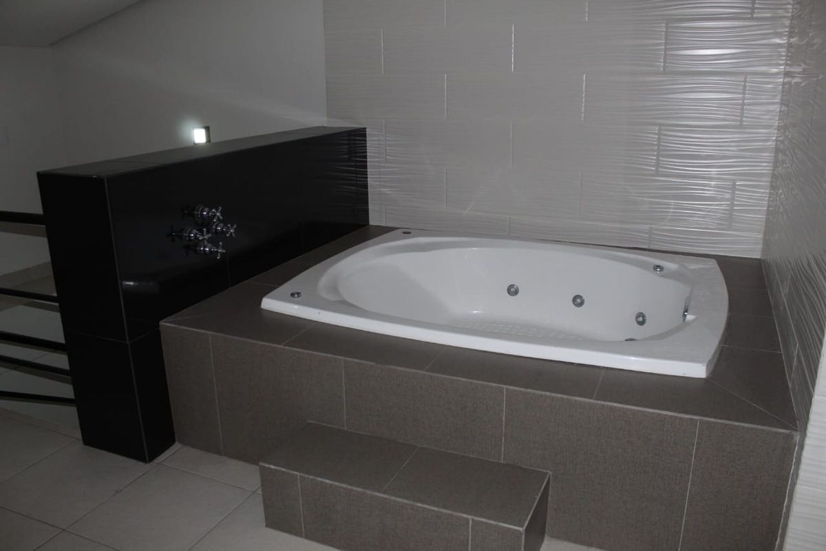 11 of 20: Jazuzzi