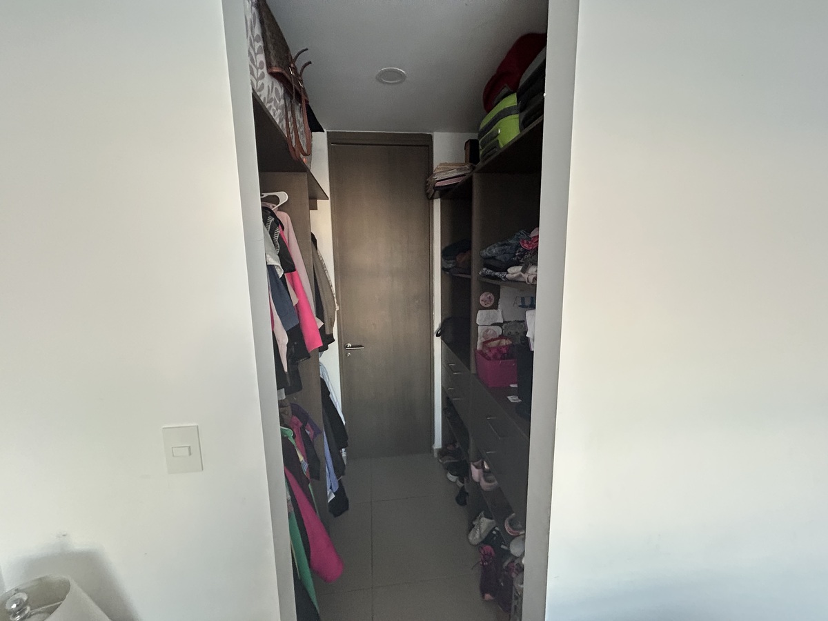 11 de 19: Walk-in closet
