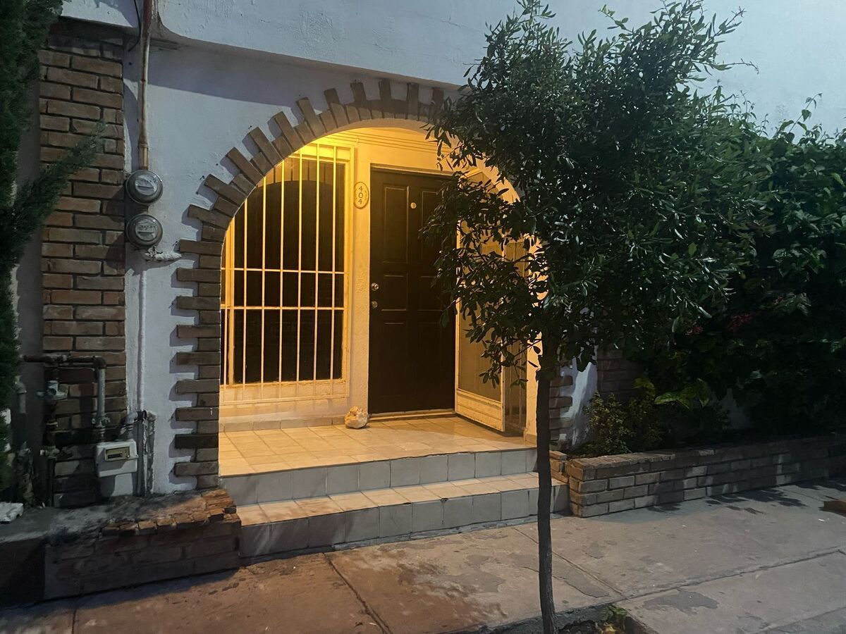 2 of 12: Fachada