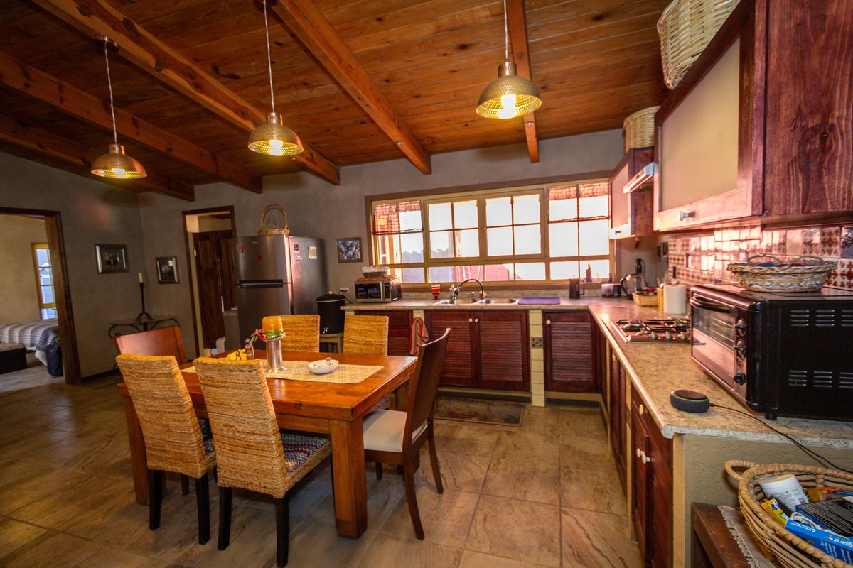 2 of 15: Kitchen with tiled tops / Cocina con cubierta de azulejos