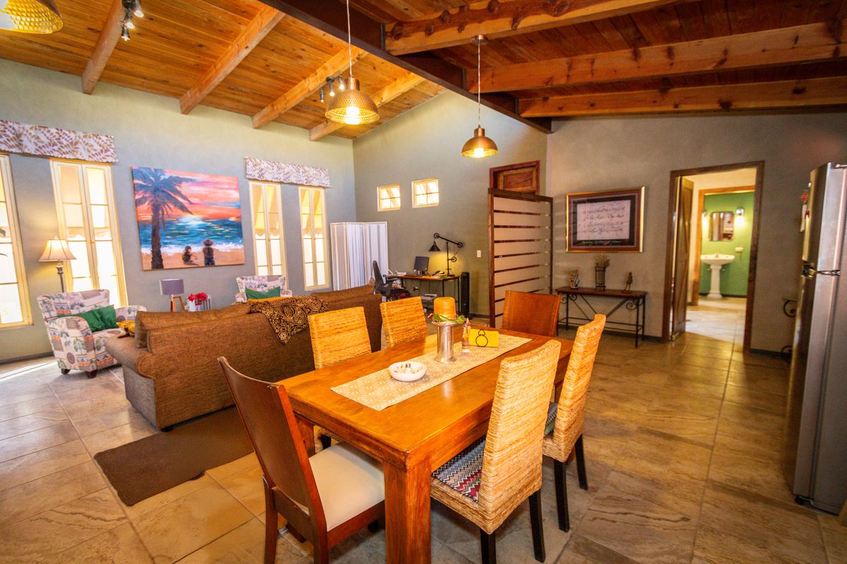 3 of 15: High wooden ceilings / Techos altos de madera