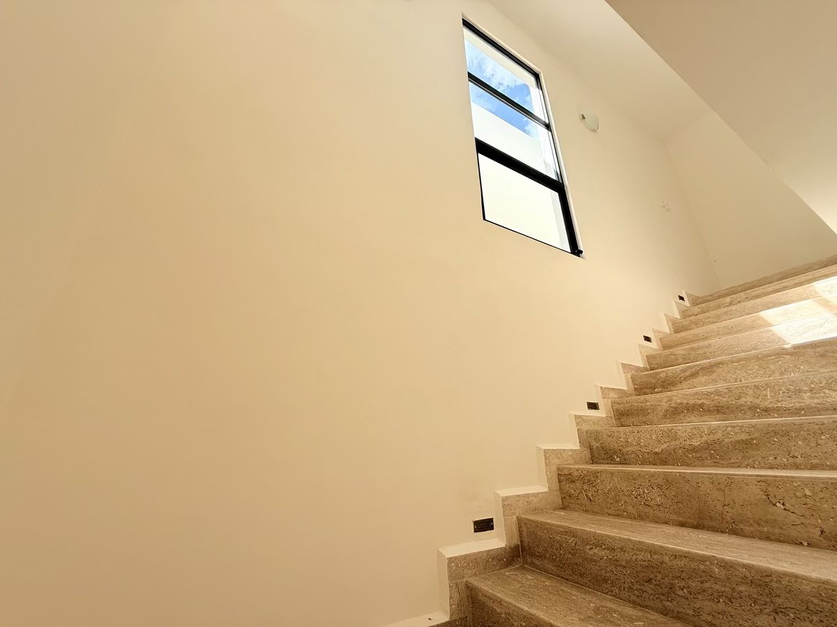 13 de 39: Escaleras de mármol