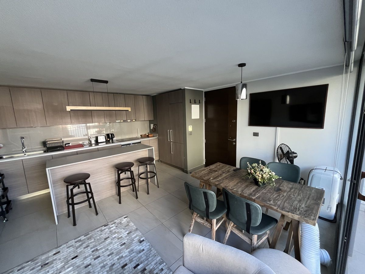 2 of 14: Living comedor