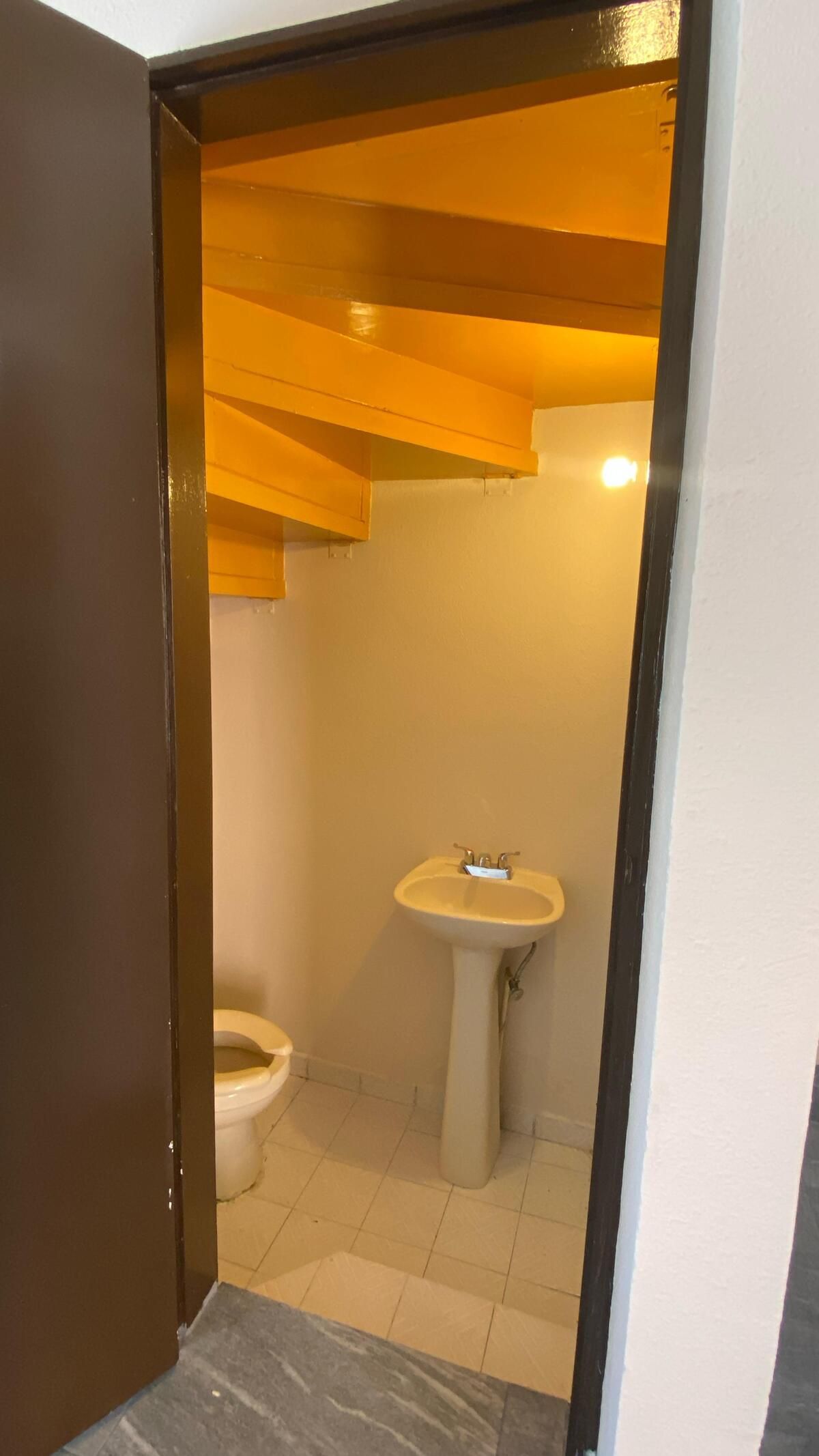 5 of 18: MEDIO BAÑO