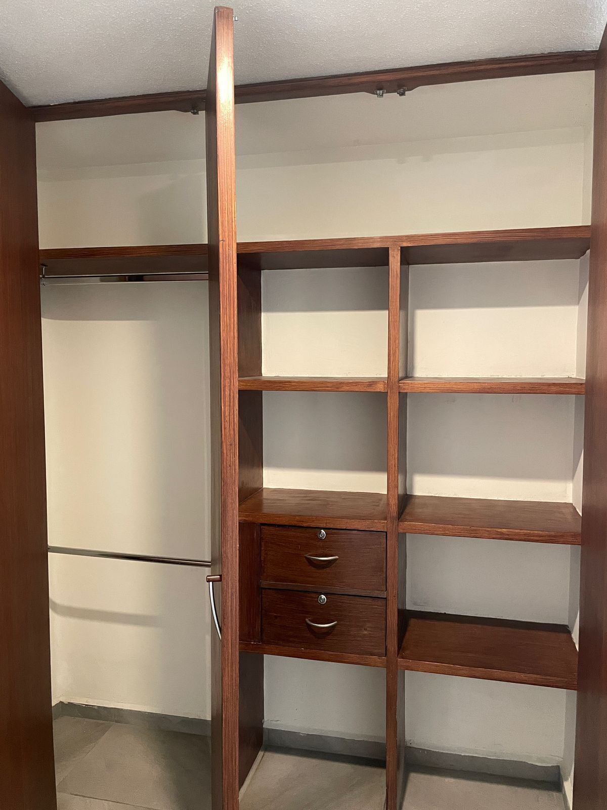 5 de 46: Closet Bastonero