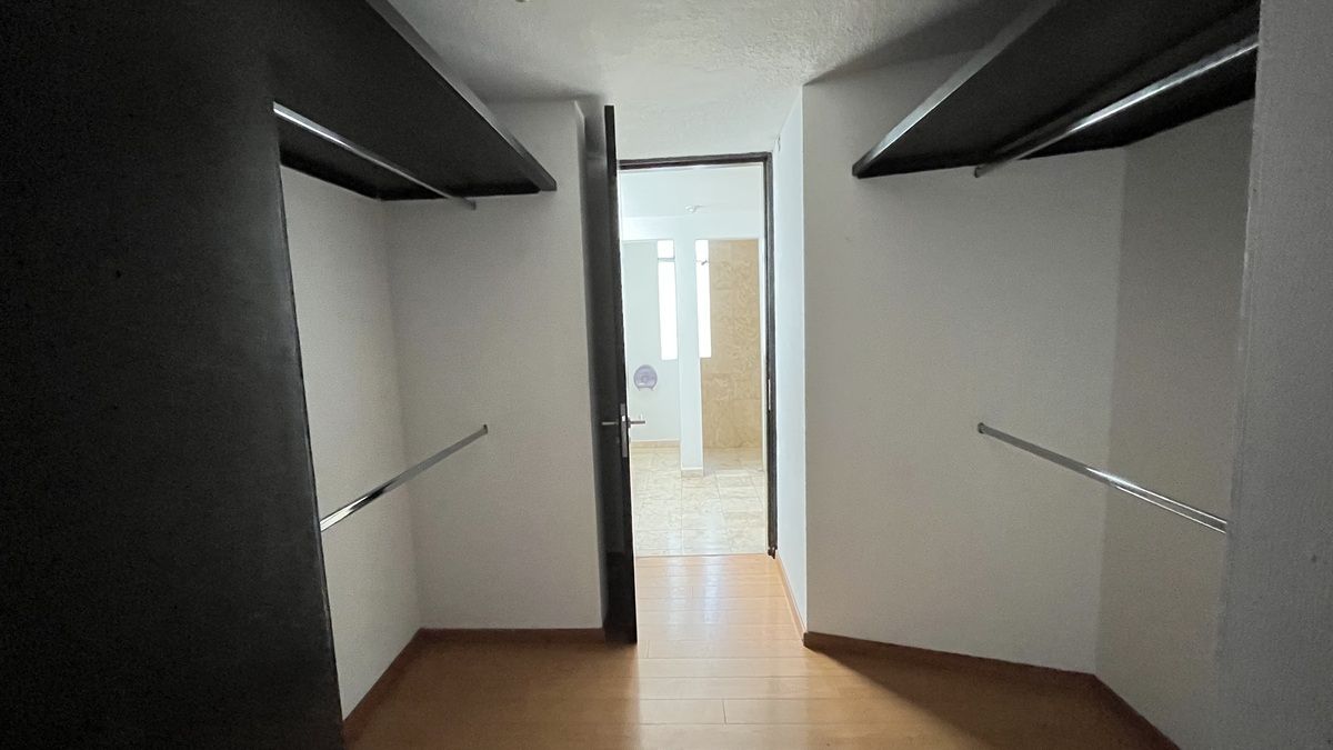11 de 14: Vestidor