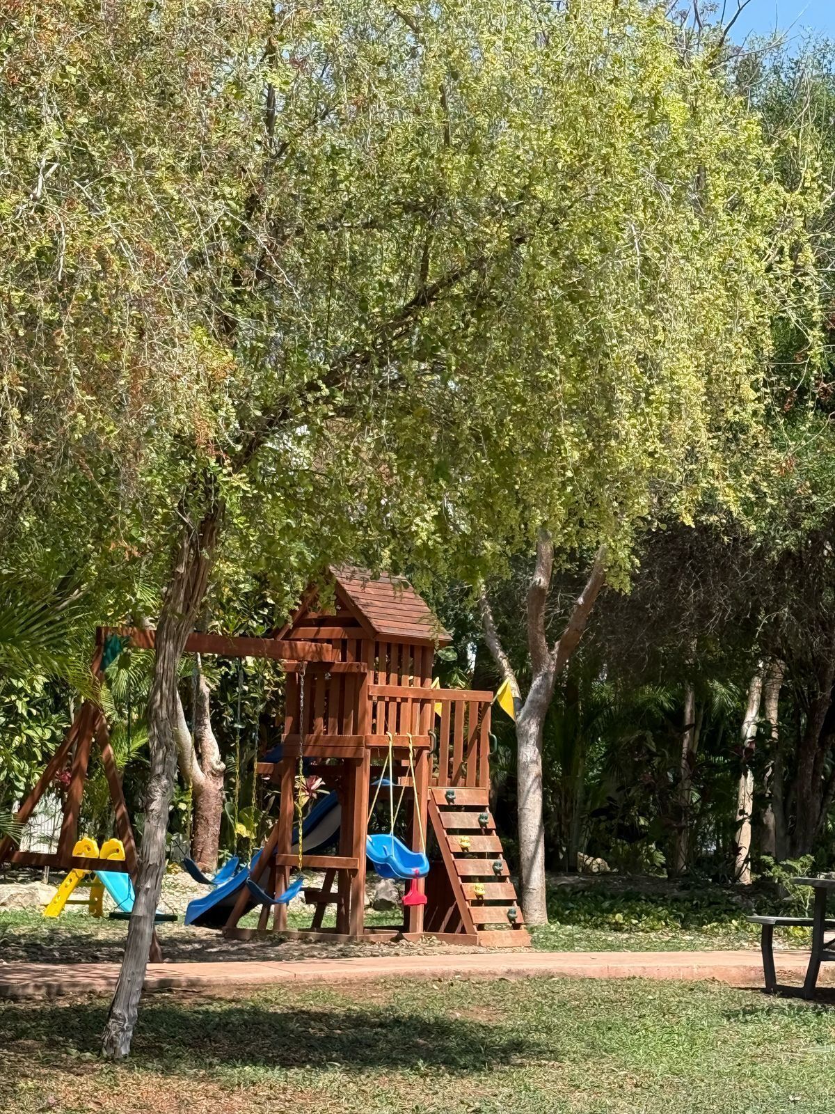 3 of 32: AREA INFANTIL FRENTE A LA PROPIEDAD