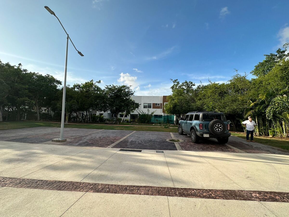 2 of 32: ESTACIONAMIENTO DE VISITAS FRENTE A LA PROPIEDAD