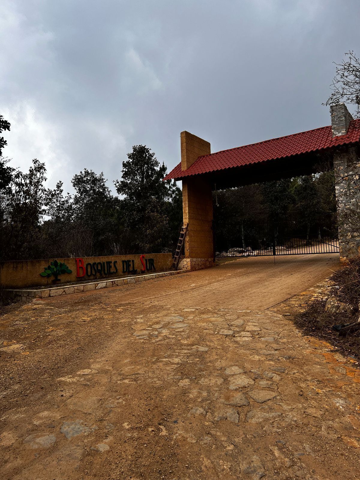 Se vende terreno en zona arbolada cerca de Bosques del Sur