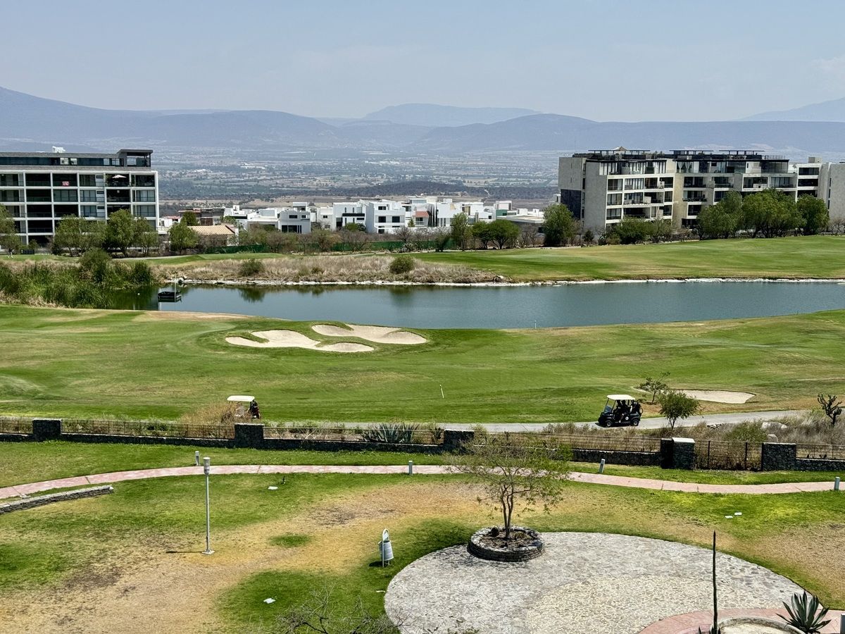 1 de 28: Vista al campo de Golf desde el PH