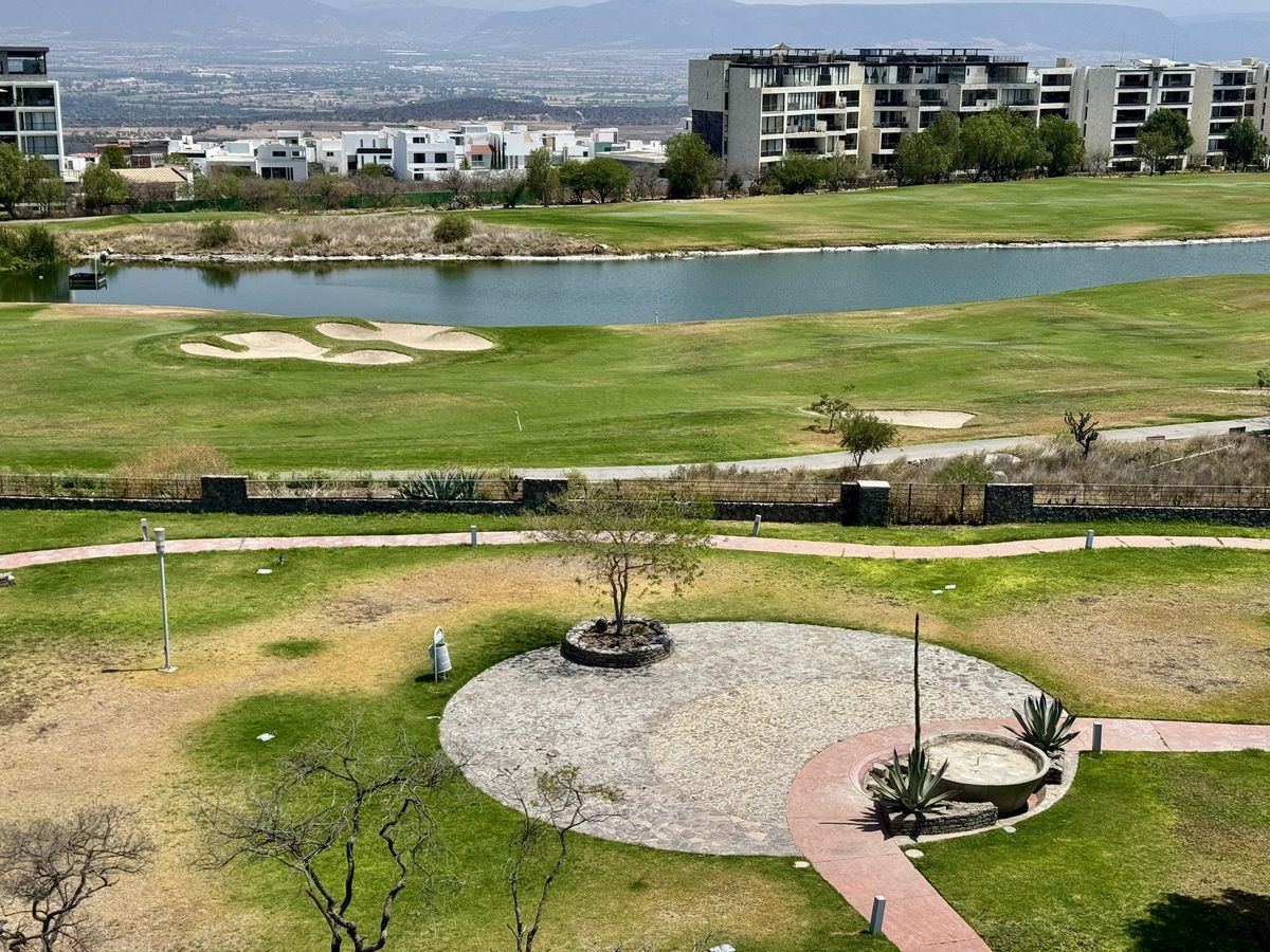 3 de 28: Vista al campo de Golf desde el PH