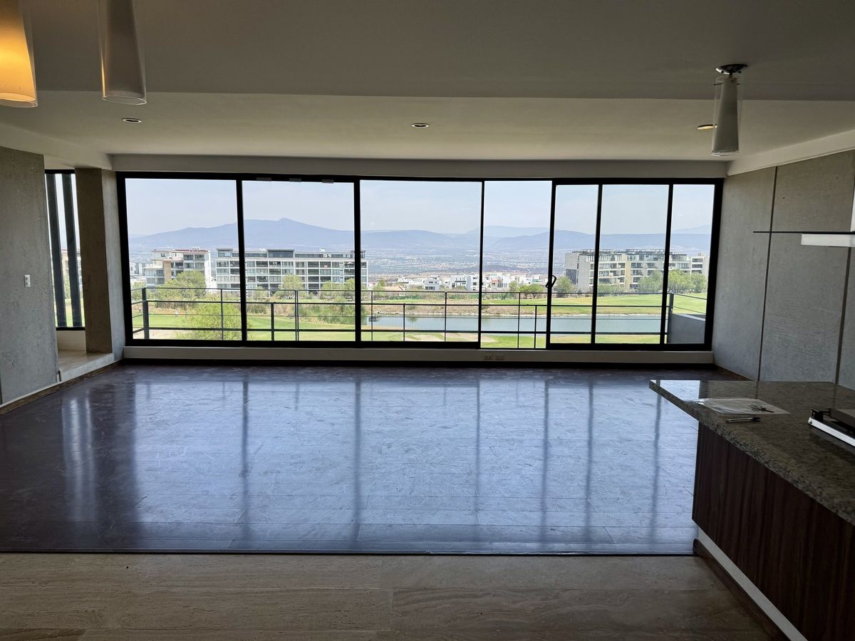 4 de 28: Estancia (sala y comedor) con Vista al campo de Golf