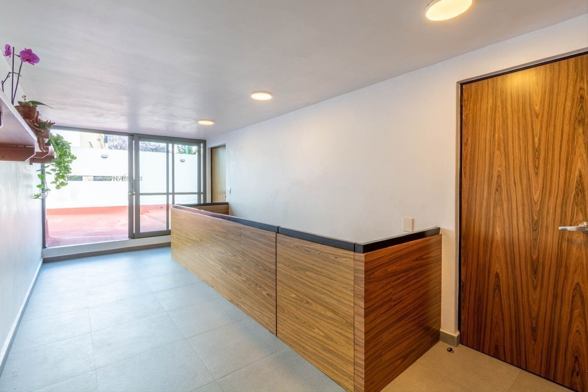 10 de 23: Pasillo hacia habitaciones y terraza 1