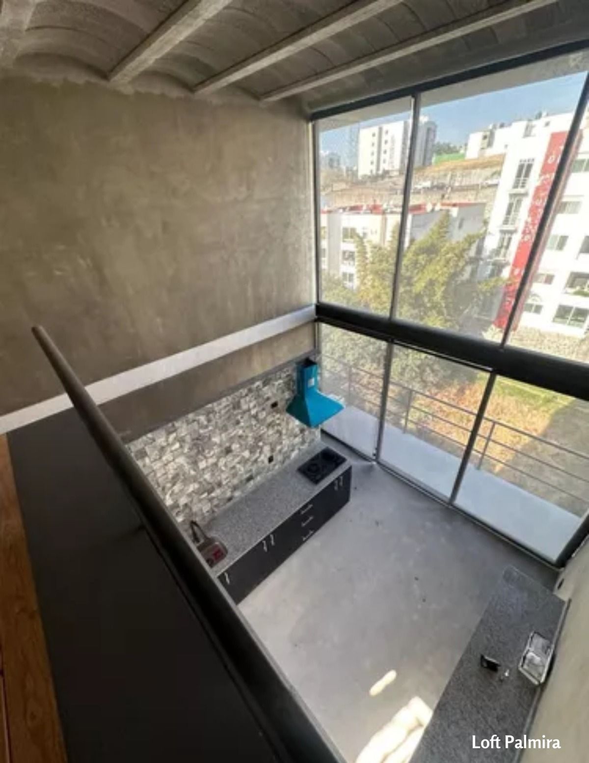 2 de 7: Cocina equipada, sala y comedor