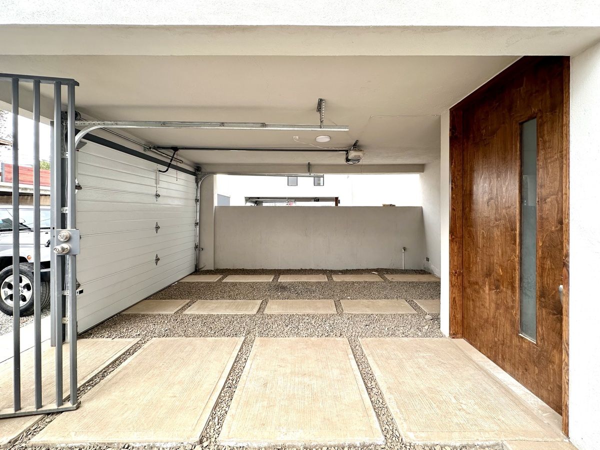 4 of 25: Estacionamiento cubierto