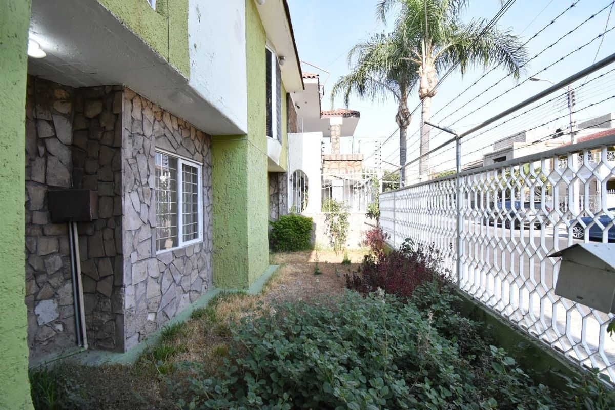 2 of 18: Jardín