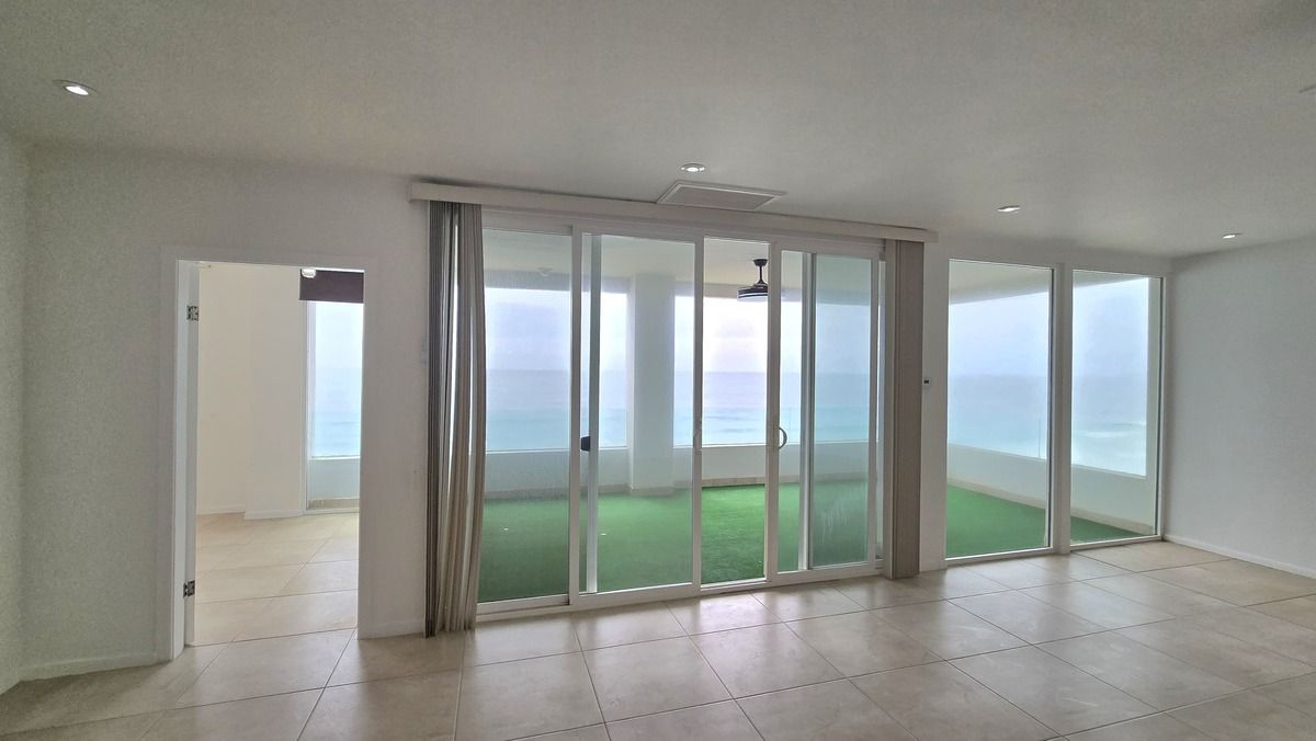 4 of 28: Terraza y sala