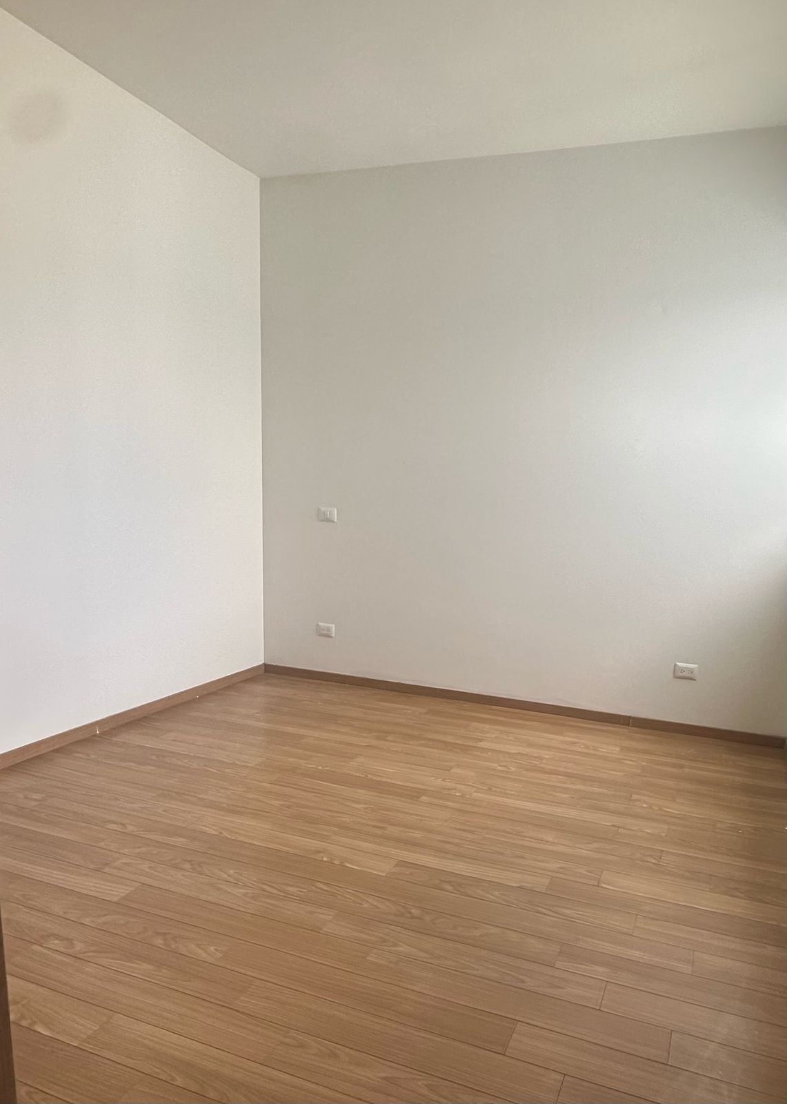 25 de 41: recámara principal con piso laminado