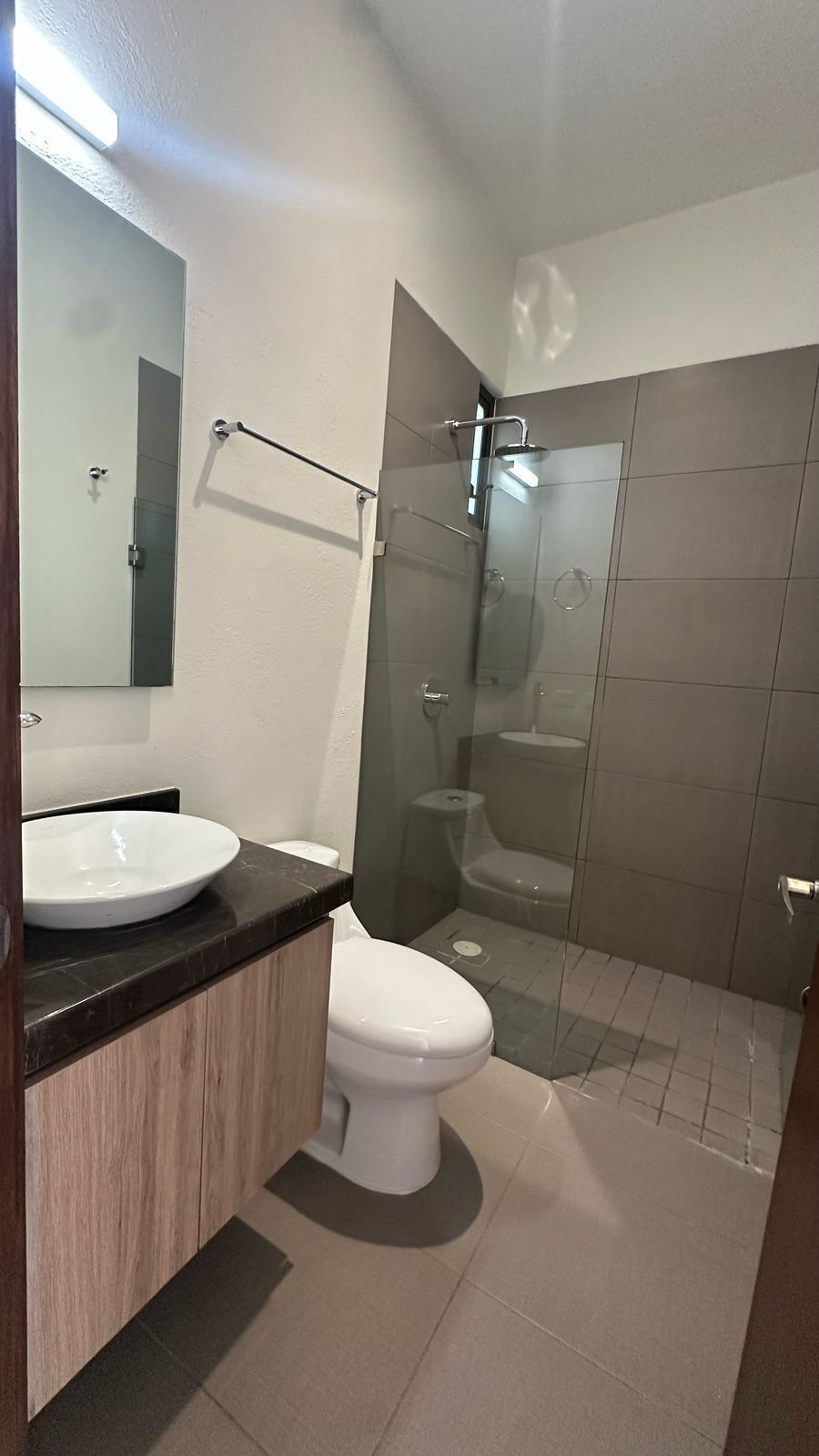 34 de 41: baño completo con accesorios