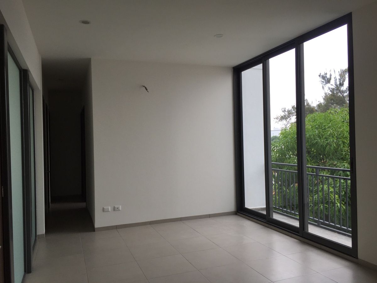 21 de 41: sala comedor y balcón
