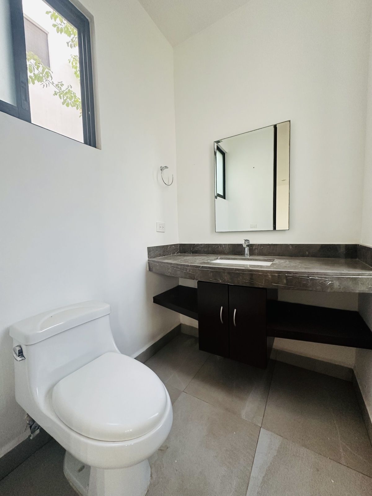 3 of 26: Medio baño