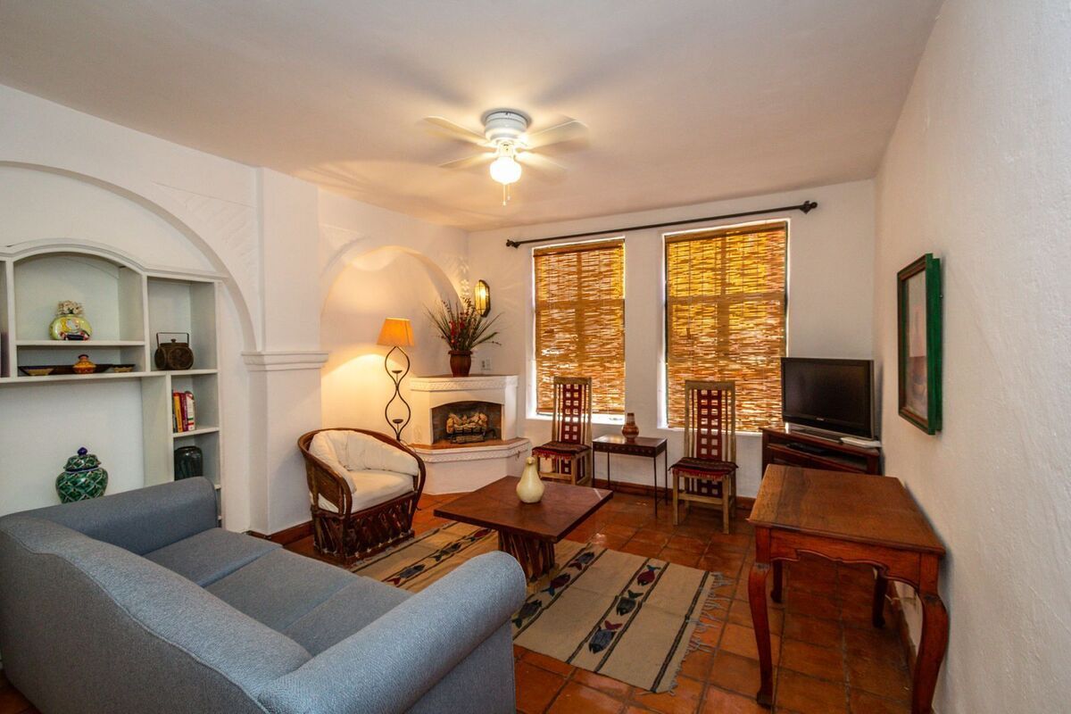 2 de 9: Cozy living room with fireplace/ Acogedora sala con chimenea