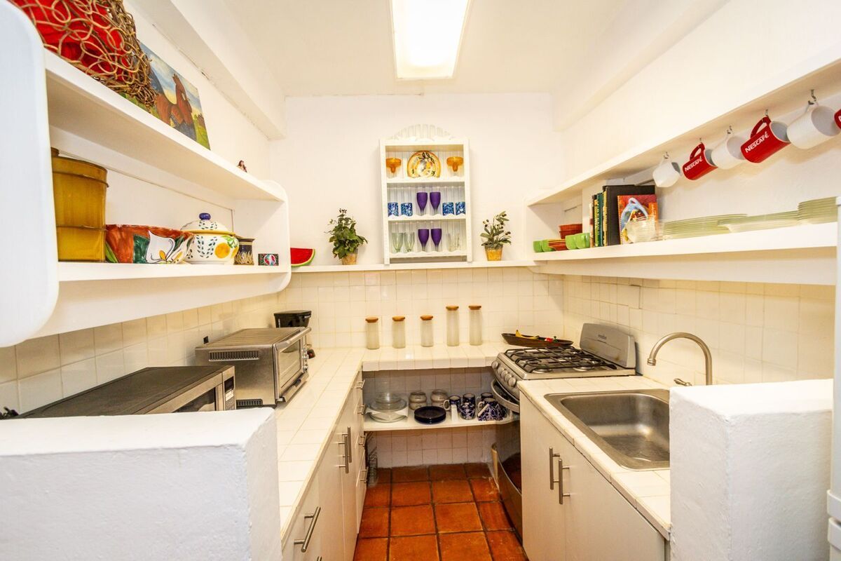 3 de 9: Kitchen with appliances / Cocina con electrodomésticos