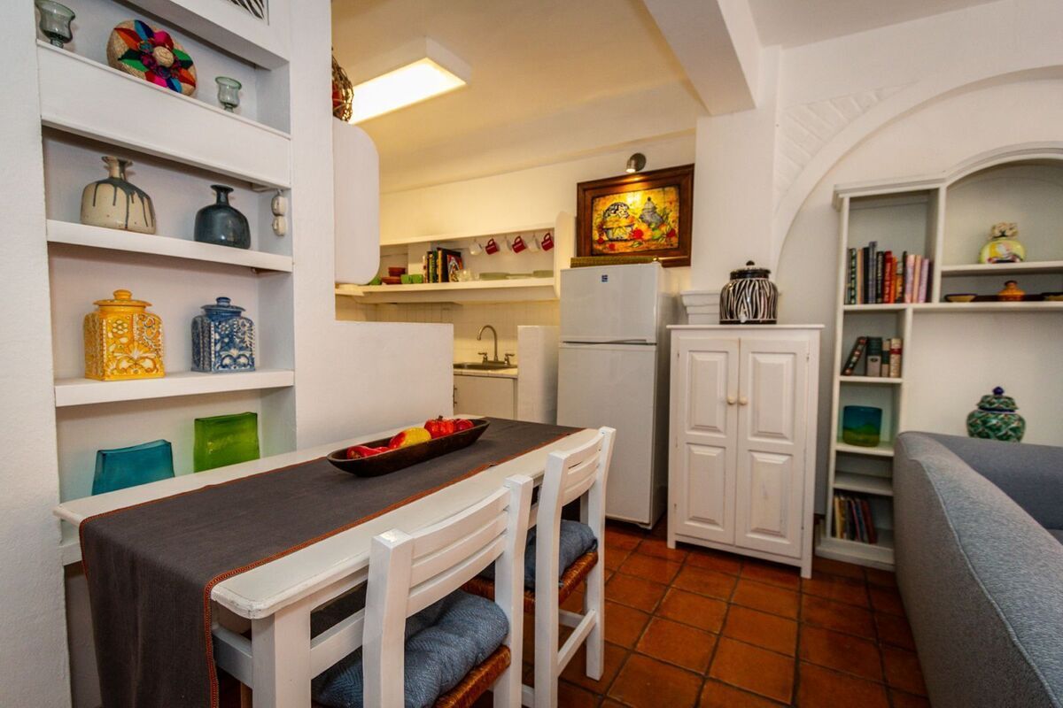 4 de 9: Dining room and book shelves/ Comedor y estantes para libros