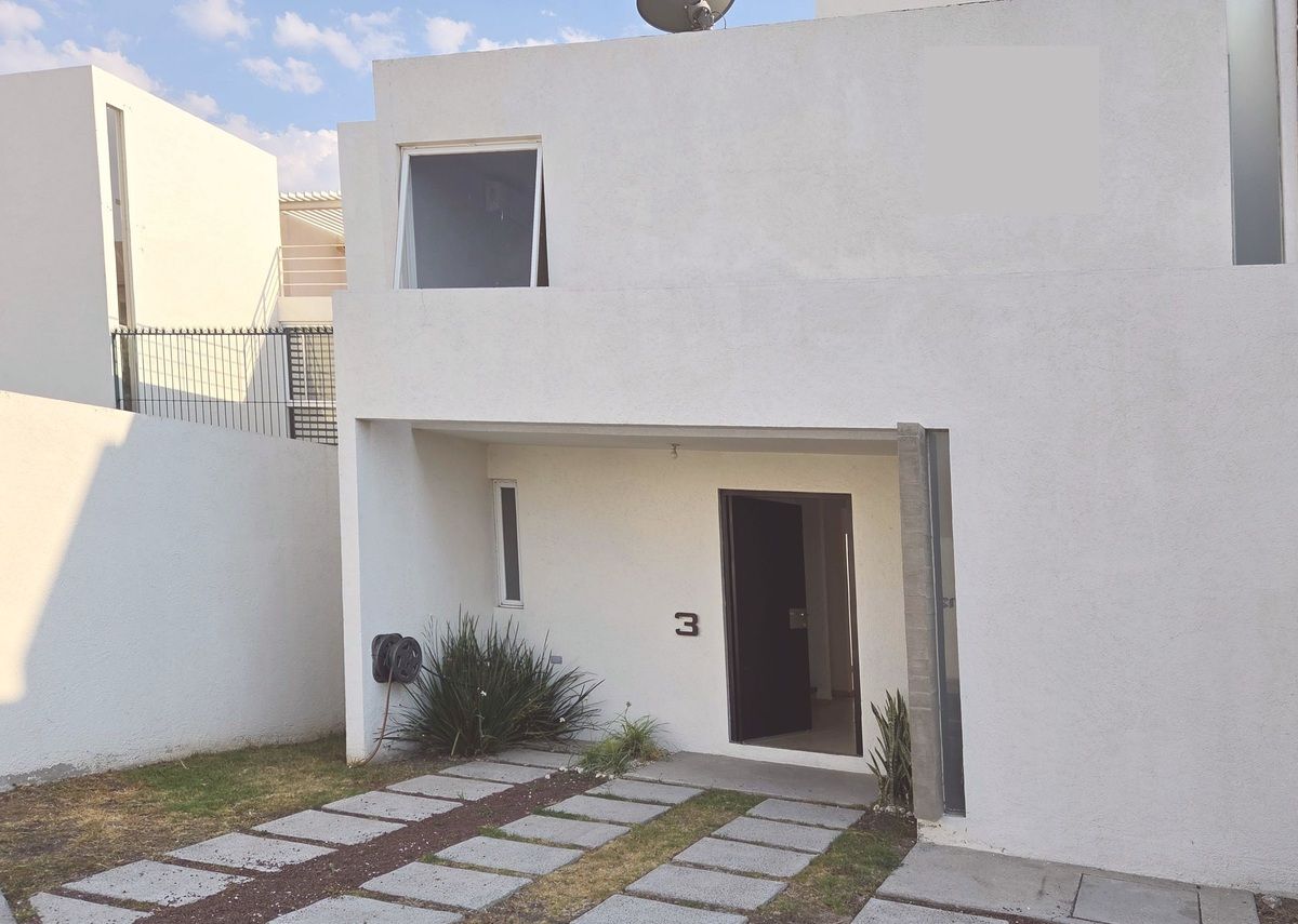 1 of 12: Fachada