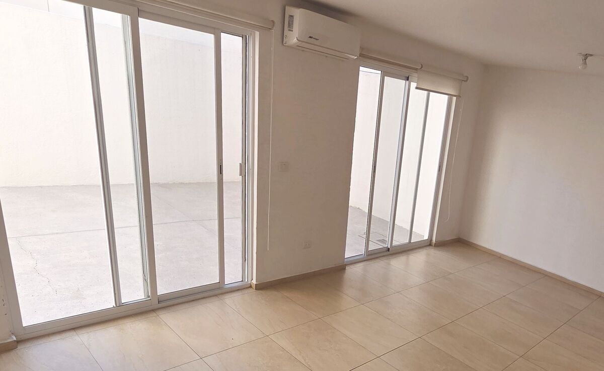 2 of 12: Sala comedor con AC y acceso a patio trasero