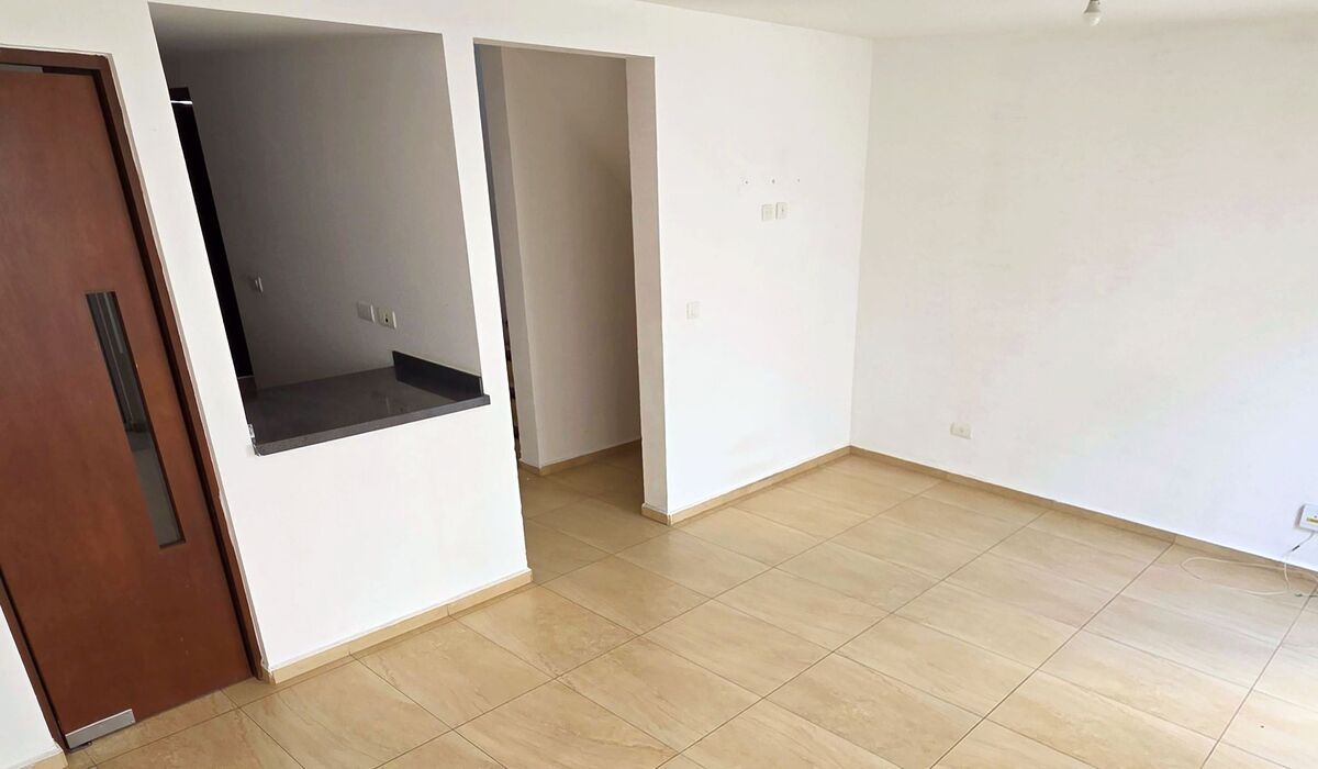3 of 12: Cocina cerrada con barra