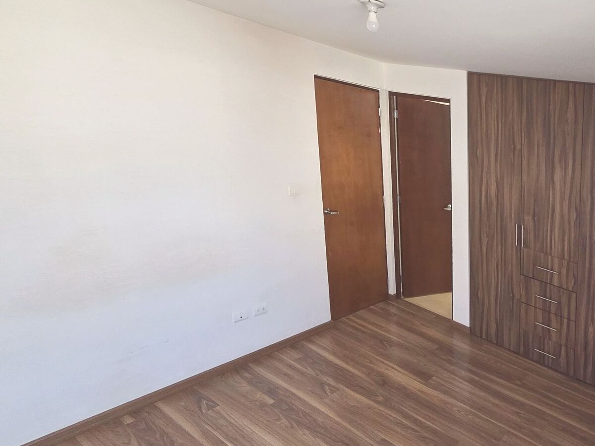 5 of 12: Recamara principal con closet