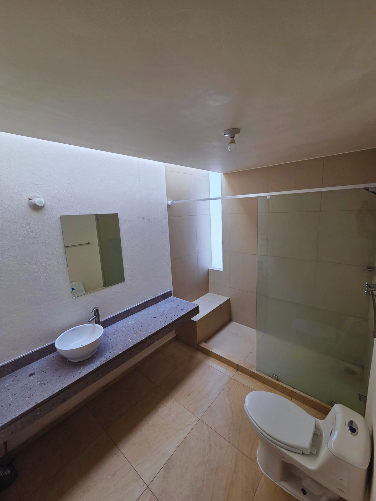 Baño recamara principal con entrada de luz natural