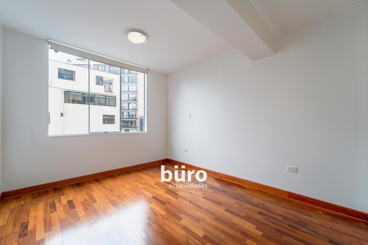 4 of 12: Dormitorio Principal con Baño incorporado