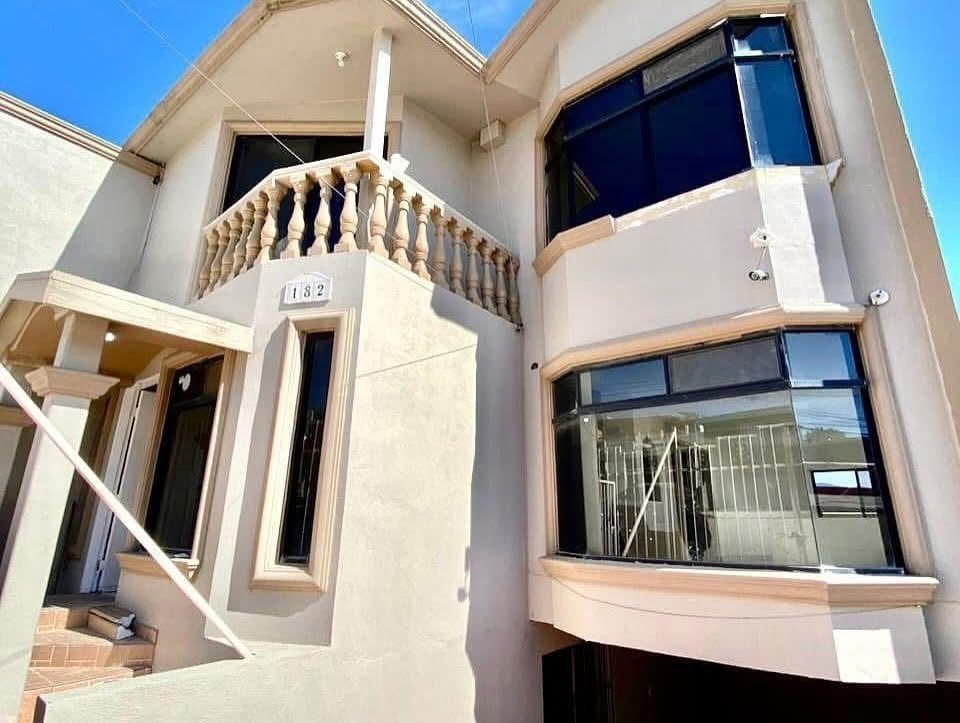 2 of 17: Vista exterior