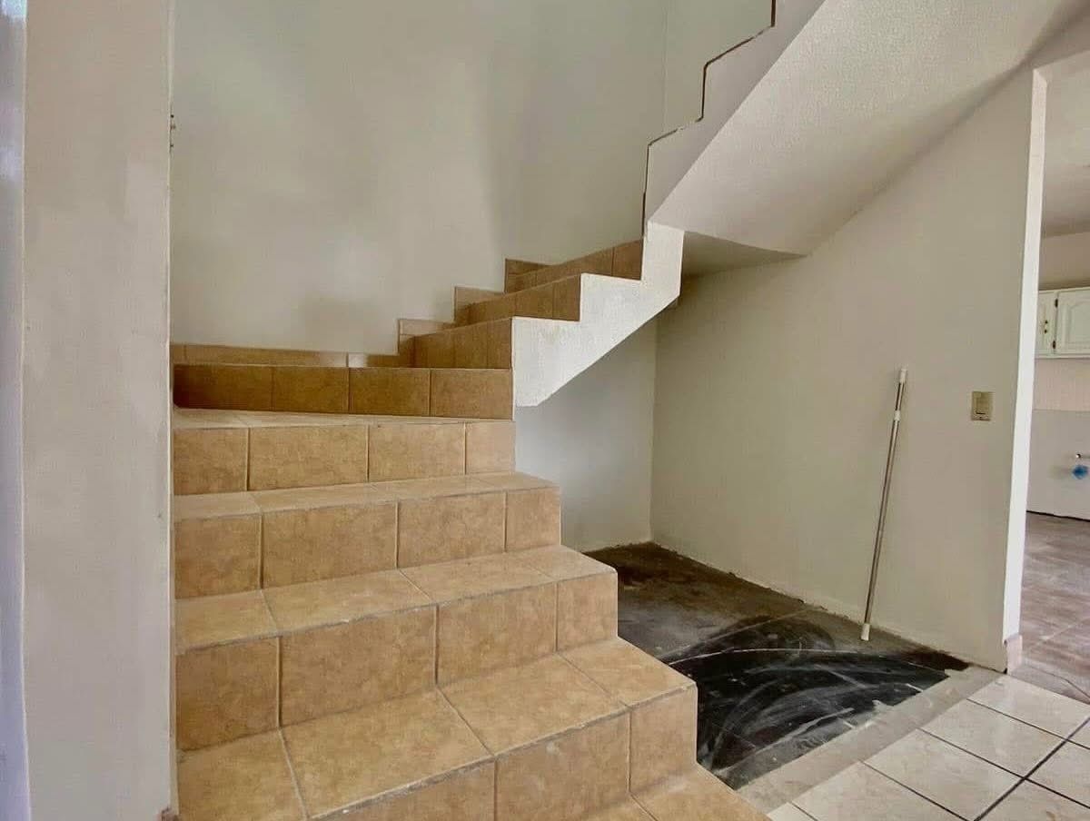 6 of 17: Escaleras